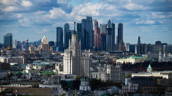 A general view shows the Soviet era skyscraper on Kotelnicheskaya Embankment of the Moskva river, Foreign ministry headquarters, Radisson Royal Hotel Moscow, the Christ the Savior cathedral and the Kremlin, with the Moscow International Business Centre, also known as Moskva-City, seen in te background, in Moscow, Russia - Sputnik भारत