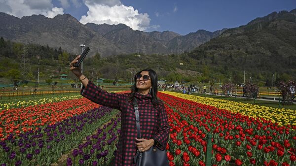 A tourist takes a selfie using a mobile phone at Tulip Garden - Sputnik भारत