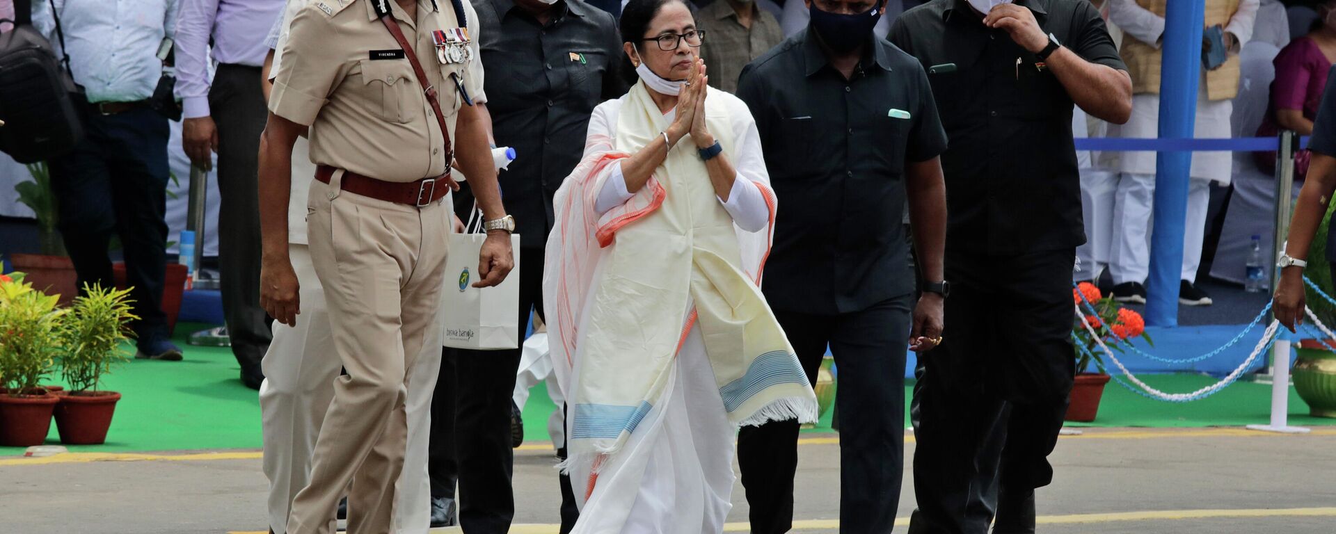 Mamata Banerjee, Chief Minister of West Bengal state, greets the audience during Independence Day parade in Kolkata, India, Sunday, Aug. 15, 2021.  - Sputnik भारत, 1920, 22.04.2023