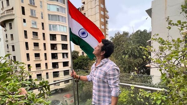 Sachin Tendulkar with Indian flag on Independence Day
 - Sputnik भारत