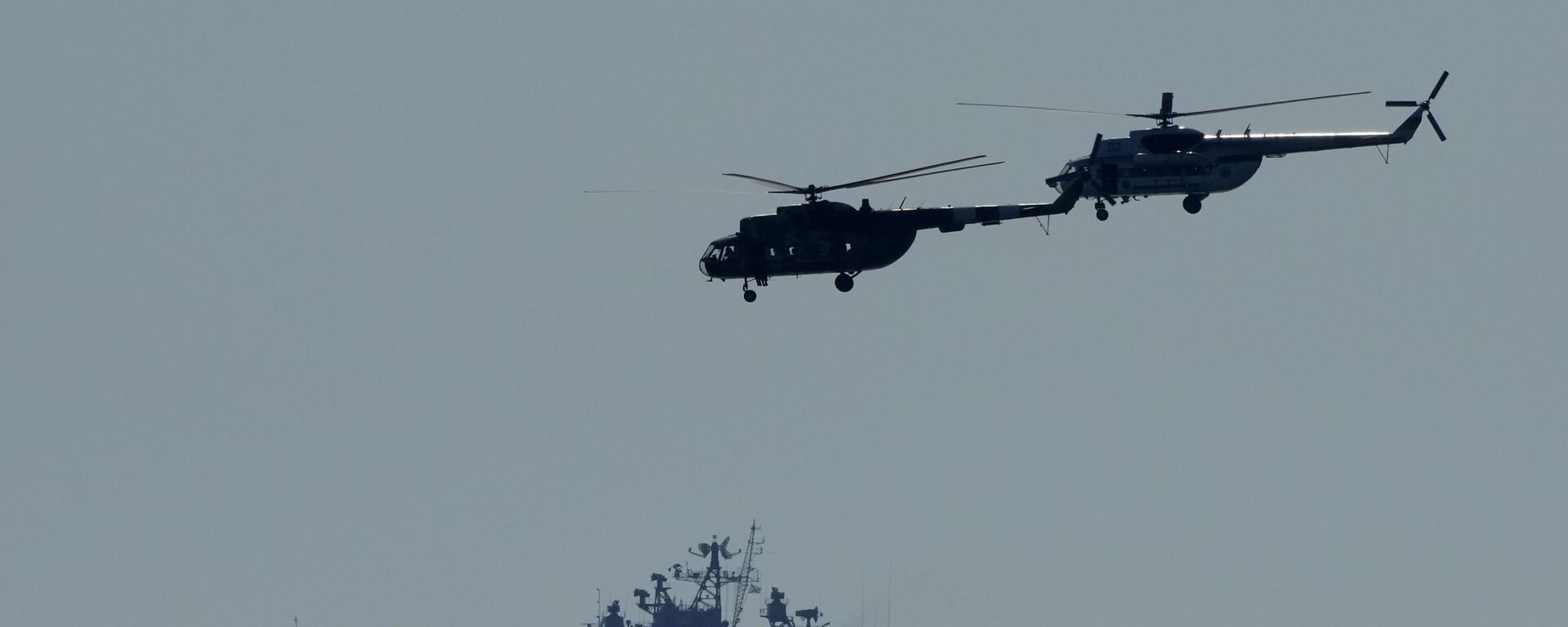 Ukrainian helicopters fly over a Russian warship  during Sea Breeze 2021 maneuvers, in the Black Sea, Friday, July 9, 2021 - Sputnik भारत, 1920, 30.12.2023