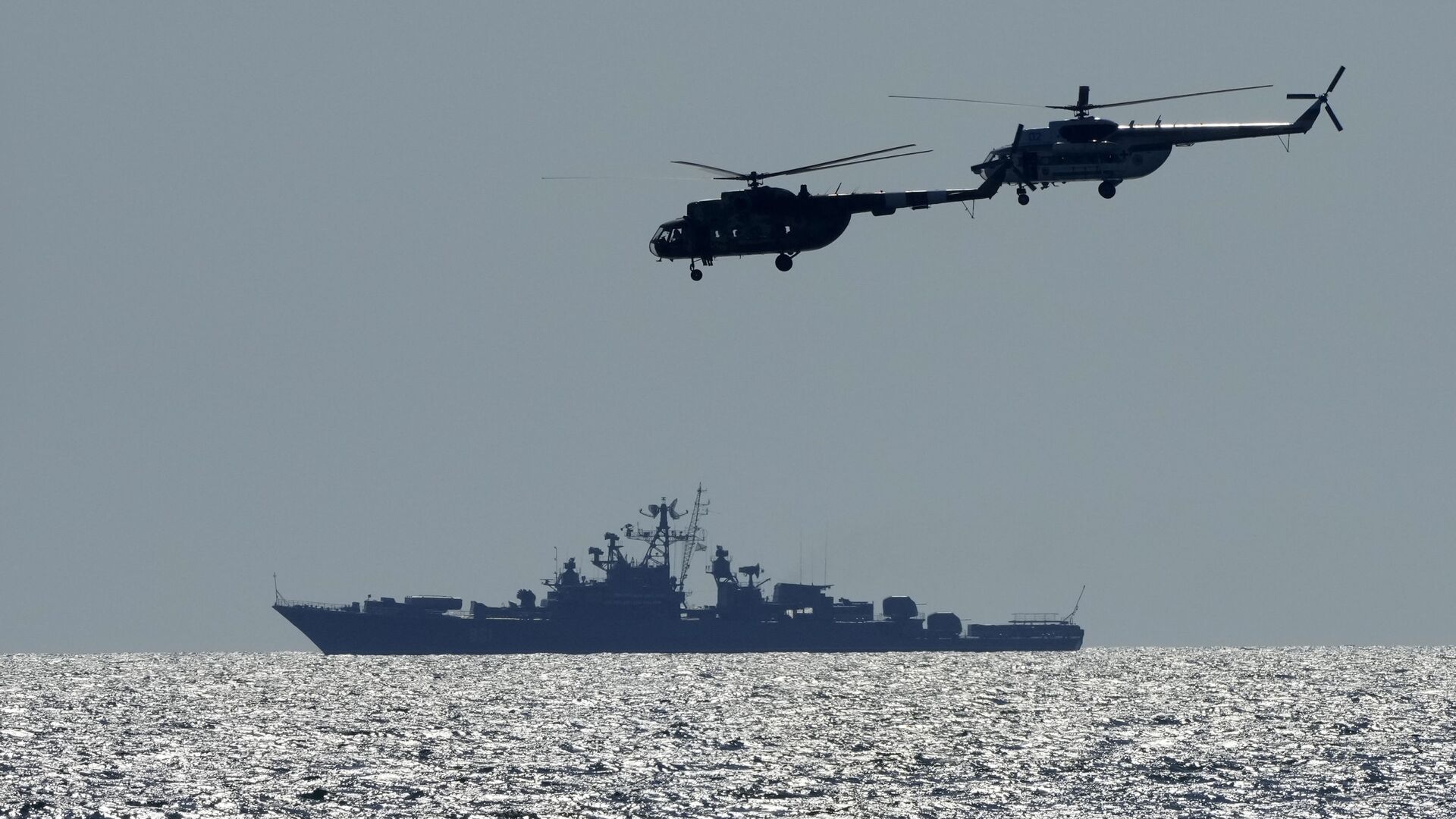 Ukrainian helicopters fly over a Russian warship  during Sea Breeze 2021 maneuvers, in the Black Sea, Friday, July 9, 2021 - Sputnik भारत, 1920, 30.12.2023
