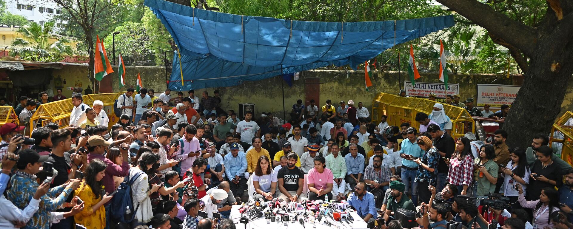 Indian wrestlers Bajrang Punia (C), Sakshi Malik (center R) and Vinesh Phogat (center L) address a press conference while taking part in an ongoing protest against the Wrestling Federation of India (WFI) in New Delhi on April 24, 2023, following allegations of sexual harassment to athletes by members of the WFI. - Sputnik India, 1920, 25.04.2023