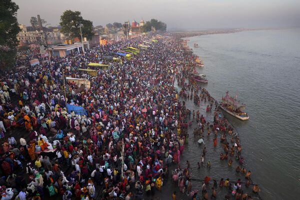Thousands of Hindu devotees take a holy dip on the occasion of Ramnavi festival, celebrated as the birthday of Hindu God Rama, in Ayodhya, India, Thursday, March 30, 2023. - Sputnik India