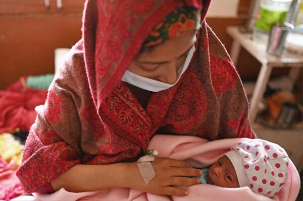 This photograph taken on April 25, 2023 shows Manu Bala holding her newborn daughter inside a maternity ward of a civil hospital in Dehra, in Kangra district of India's Himachal Pradesh state. - Sputnik India