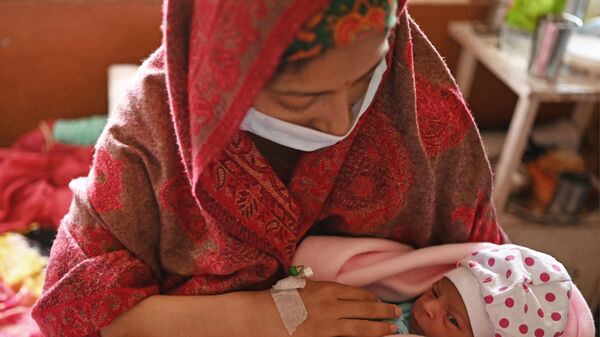 This photograph taken on April 25, 2023 shows Manu Bala holding her newborn daughter inside a maternity ward of a civil hospital in Dehra, in Kangra district of India's Himachal Pradesh state. - Sputnik India