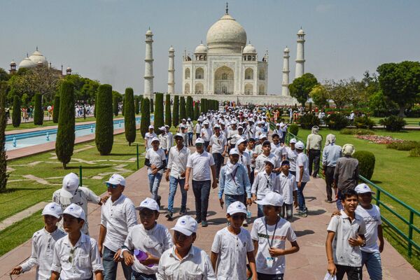 School children visit the Taj Mahal in Agra on April 25, 2023. - Sputnik India