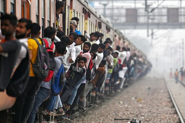 Commuters travel in an overcrowded train near a railway station at Loni town in India's state of Uttar Pradesh on April 24, 2023. - Sputnik India