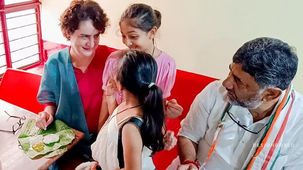 Congress General Secretary Priyanka Gandhi  visited the famous dosa shop at  the Mylari Hotel - Sputnik भारत