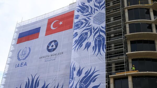 Баннер на строящейся атомной электростанции Аккую в турецком городе Гюльнар - Sputnik भारत