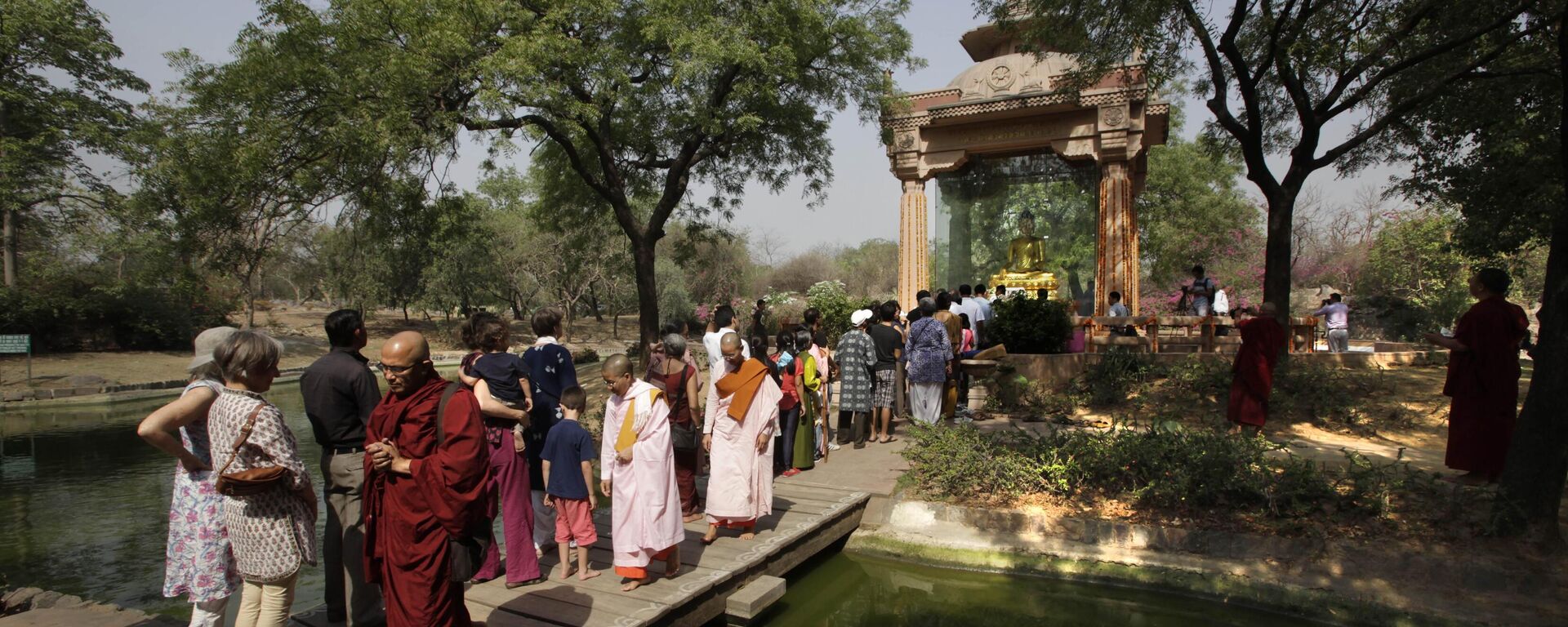 Buddhists stand in a queue to pay their respect on Buddha Purnima day, in New Delhi, India, Sunday, May 6, 2012. - Sputnik India, 1920, 28.04.2023