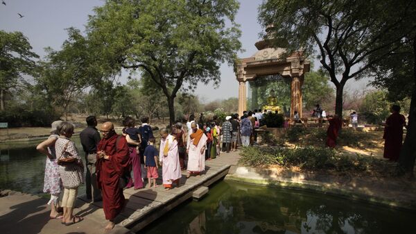 Buddhists stand in a queue to pay their respect on Buddha Purnima day, in New Delhi, India, Sunday, May 6, 2012. - Sputnik India