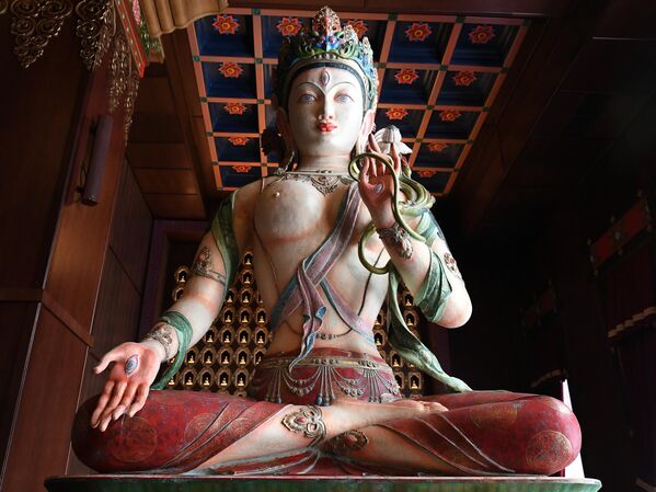 काइज़िल में उद्घाटन की पूर्व संध्या पर तुवा के मुख्य बौद्ध मठ &quot;टुबटेन शेड्रब लिंग&quot; या &quot;बुद्ध शाक्यमुनि की शिक्षाओं की व्याख्या और उनके अभ्यास का निवास&quot; के अंदर बुर्यात मूर्तिकार दाशी नामदकोव द्वारा देवी सफेद तारा की मूर्ति। यह मठ रूस में बौद्धों में सबसे बड़ा है, मंदिर की ऊंचाई 56 मीटर तक है। - Sputnik भारत