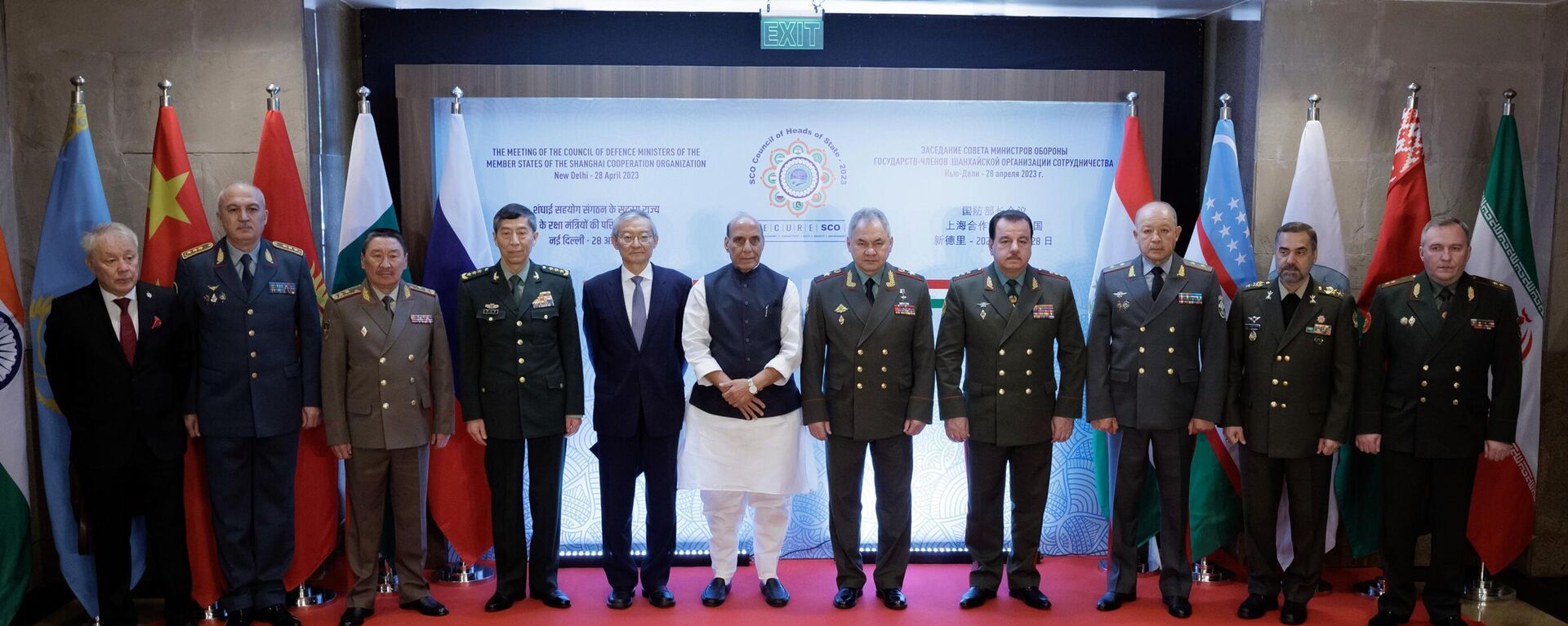 Russian Defence Minister Sergei Shoigu, fifth right, poses for a photo before a meeting of the defence ministers of the Shanghai Cooperation Organisation (SCO) in New Delhi, India - Sputnik India, 1920, 29.04.2023