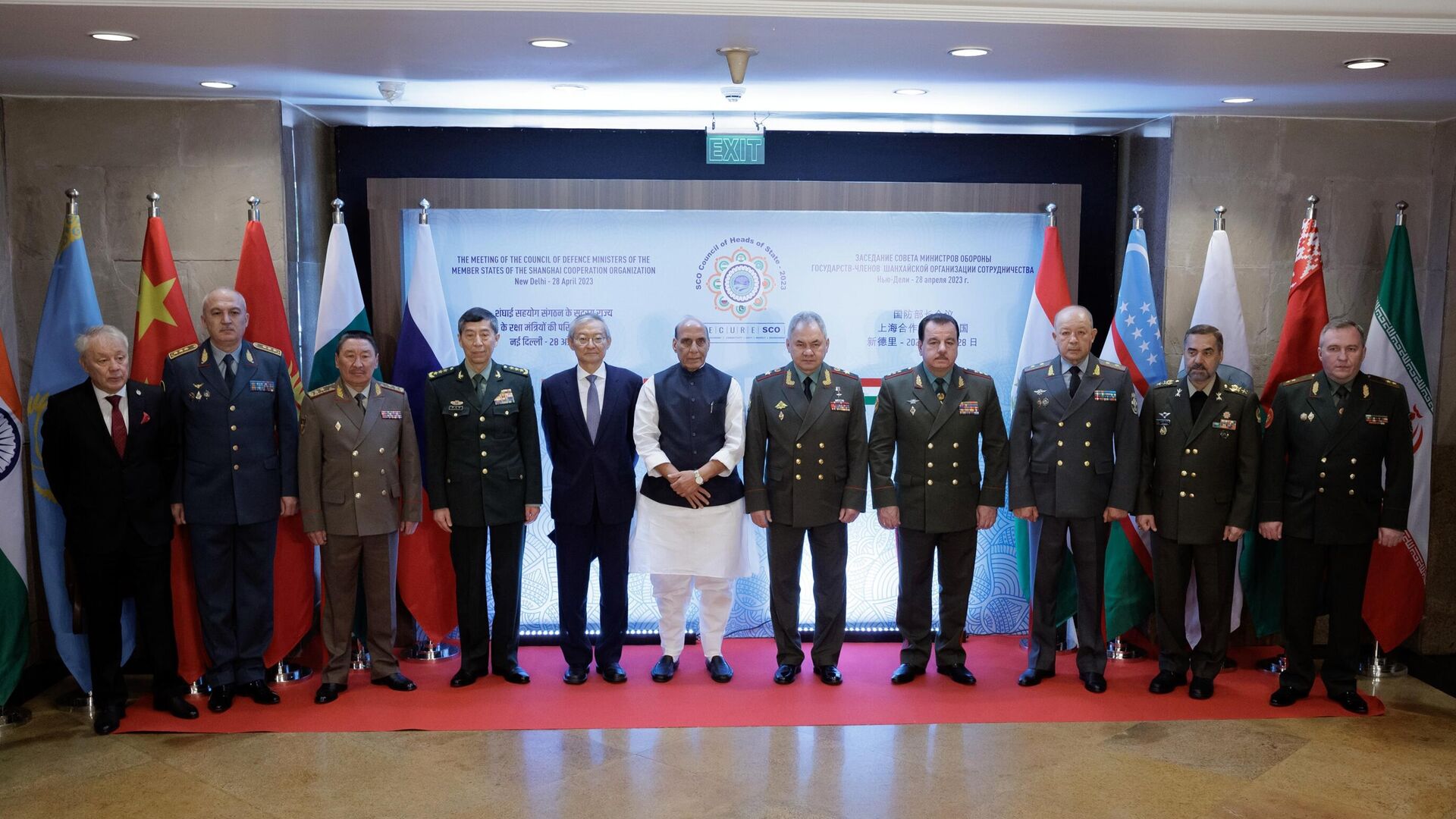 Russian Defence Minister Sergei Shoigu, fifth right, poses for a photo before a meeting of the defence ministers of the Shanghai Cooperation Organisation (SCO) in New Delhi, India - Sputnik India, 1920, 29.04.2023