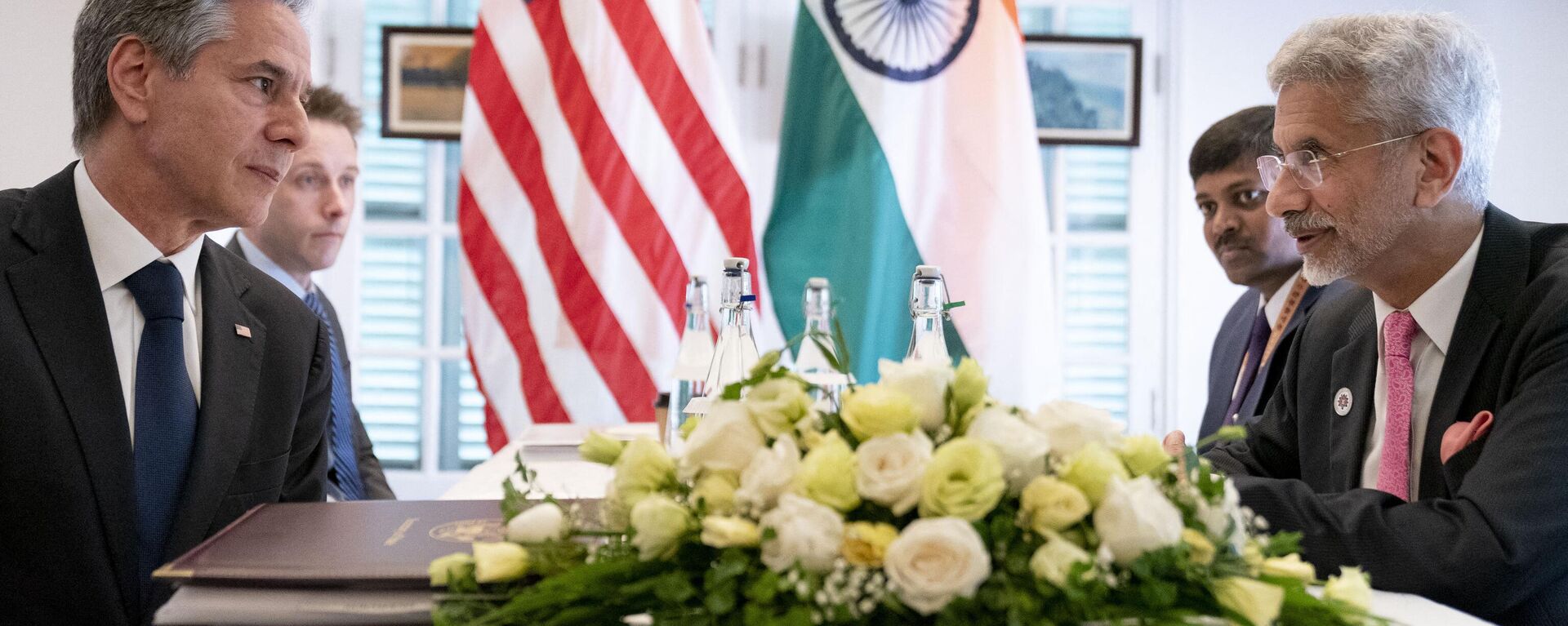 US Secretary of State Antony Blinken meets with India's Foreign Minister Subrahmanyam Jaishankar (R) at Raffles Hotel Le Royal in Phnom Penh on August 4, 2022. - Sputnik India, 1920, 30.04.2023