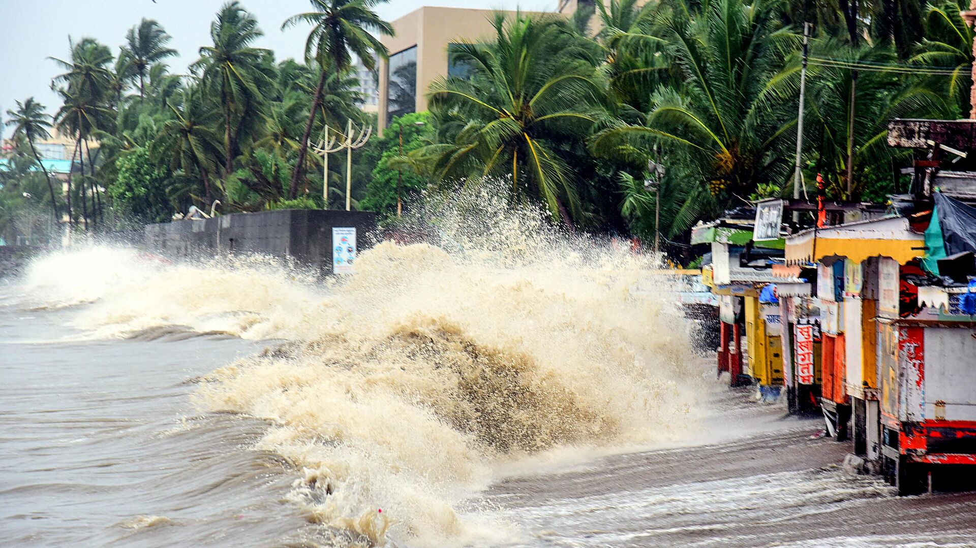 Waves hit shops and structures built along the coast during monsoon in Mumbai on July 5, 2020. (Photo by Sujit Jaiswal / AFP) - Sputnik India, 1920, 01.05.2023