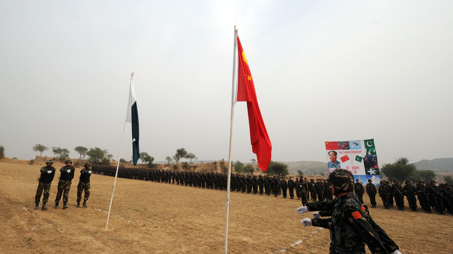 Chinese People's Liberation Army (PLA) soldiers and Pakistani commandos from the Special Service Group (SSG) participate in a ceremony as they wrap up their two-week military exercise in Jhelum on November 24, 2011. - Sputnik India, 1920, 02.05.2023