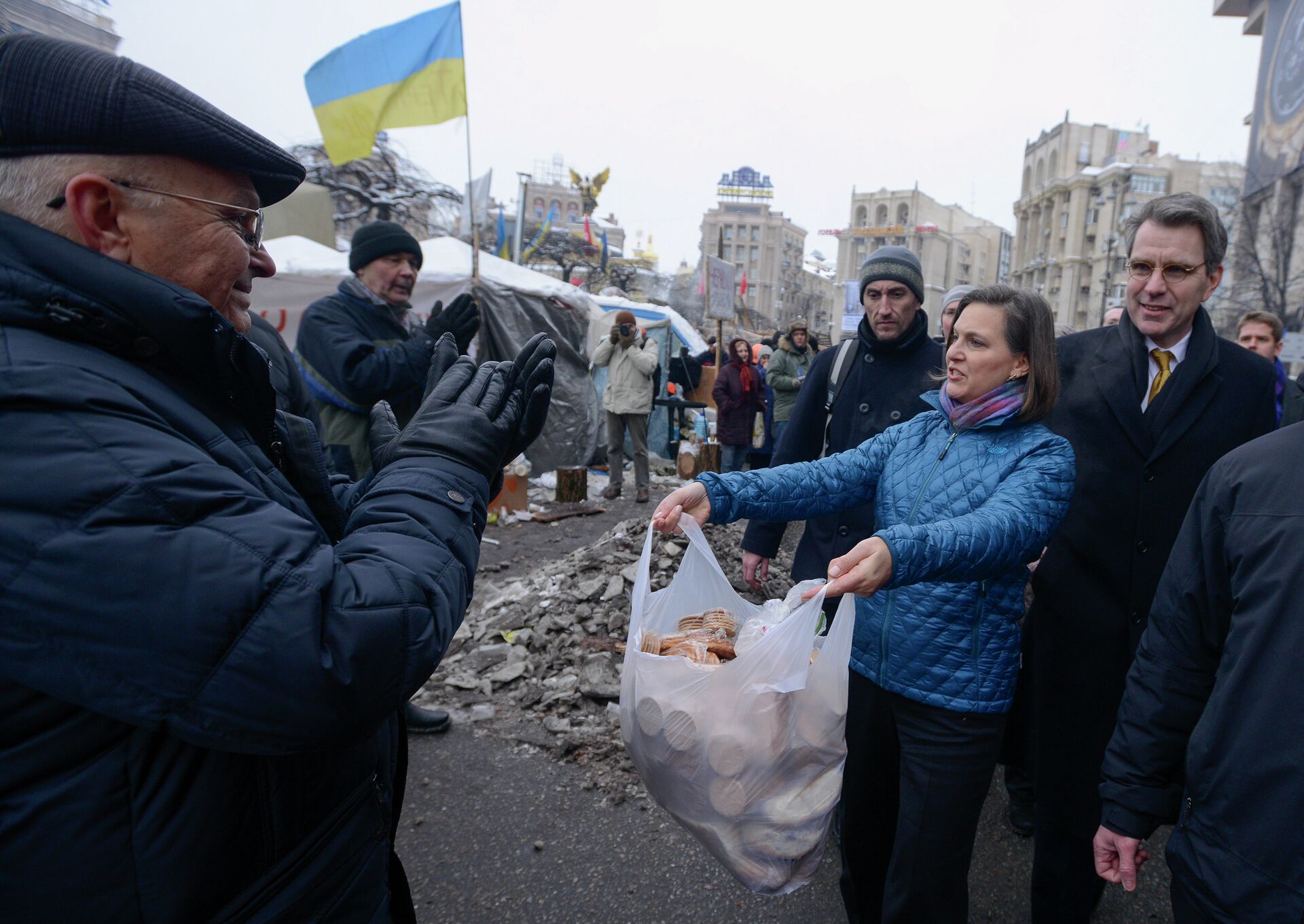 U.S. Assistant Secretary for European and Eurasian Affairs Victoria Nuland and Ambassador to Ukraine Geoffrey Pyatt, offering cookies and (behind the scenes) political advice to Ukraine's Maidan activists and their leaders. - Sputnik भारत, 1920, 02.05.2023