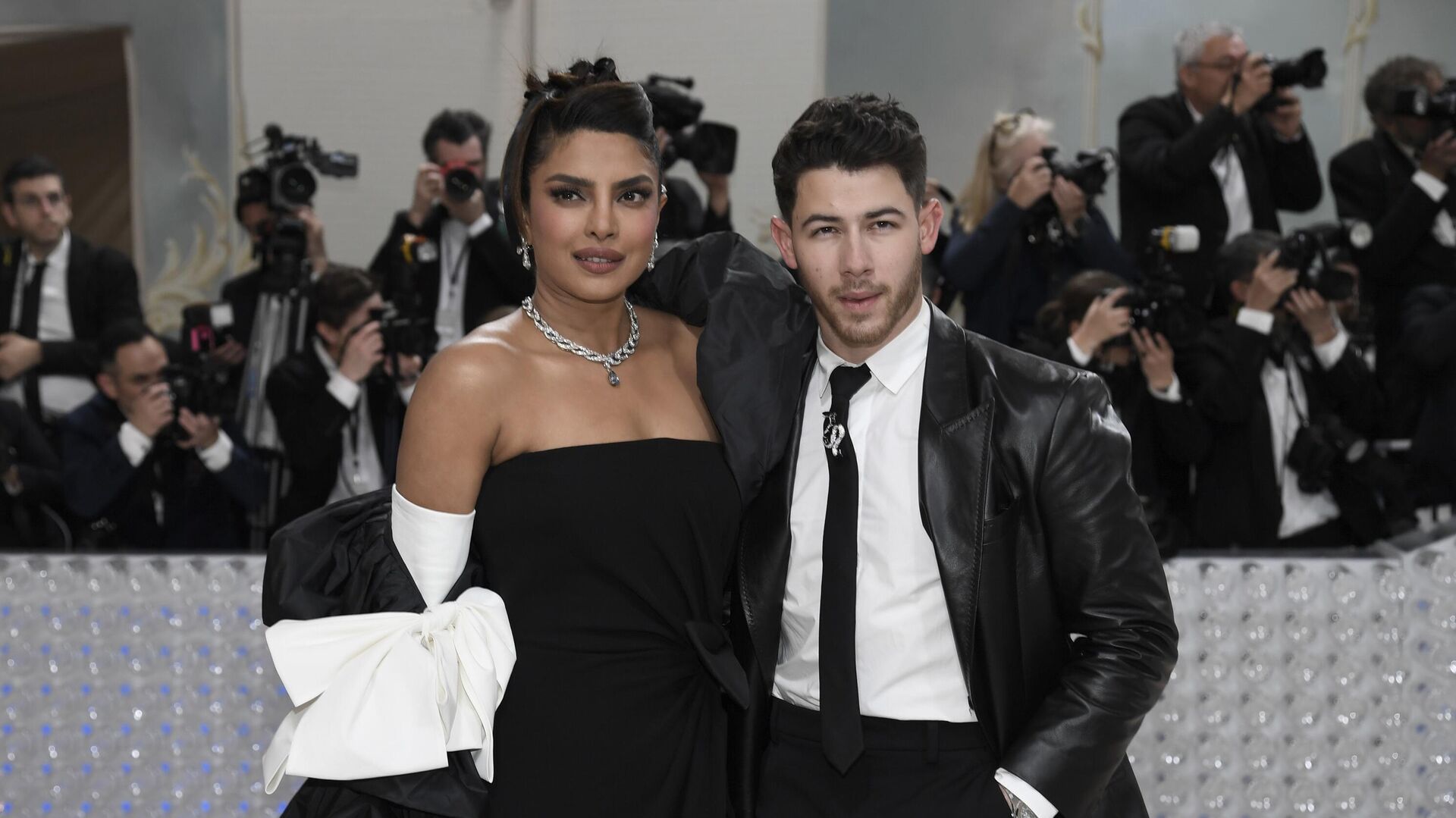 Priyanka Chopra, left, and Nick Jonas attend The Metropolitan Museum of Art's Costume Institute benefit gala celebrating the opening of the Karl Lagerfeld: A Line of Beauty exhibition on Monday, May 1, 2023, in New York. - Sputnik India, 1920, 02.05.2023
