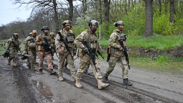 Servicemen belonging to the assault brigade Spartan of National Guard of Ukraine, take part in military exercises in Kharkov region on April 20, 2023 - Sputnik India