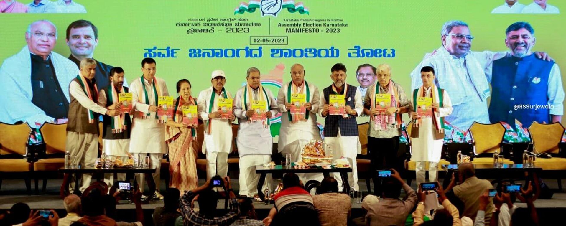 Congress president Mallikarjun Kharge releases the party's manifesto for the Karnataka Assembly elections - Sputnik भारत, 1920, 02.05.2023