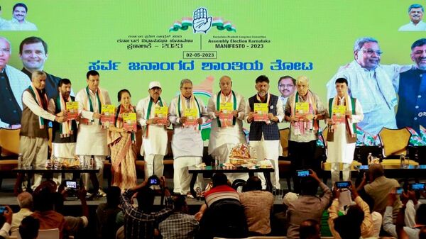 Congress president Mallikarjun Kharge releases the party's manifesto for the Karnataka Assembly elections - Sputnik भारत
