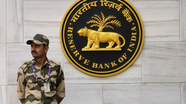 A Security guard stands outside Reserve Bank of India (RBI) headquarters in Mumbai, India, Thursday, April 6, 2023. - Sputnik भारत