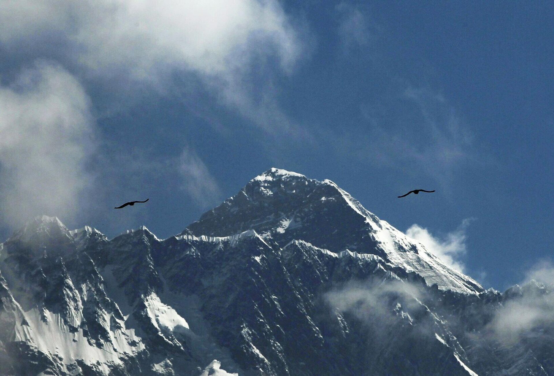 In this May 27, 2019, file photo, birds fly as Mount Everest is seen from Namche Bajar, Solukhumbu district, Nepal. - Sputnik India, 1920, 17.05.2023