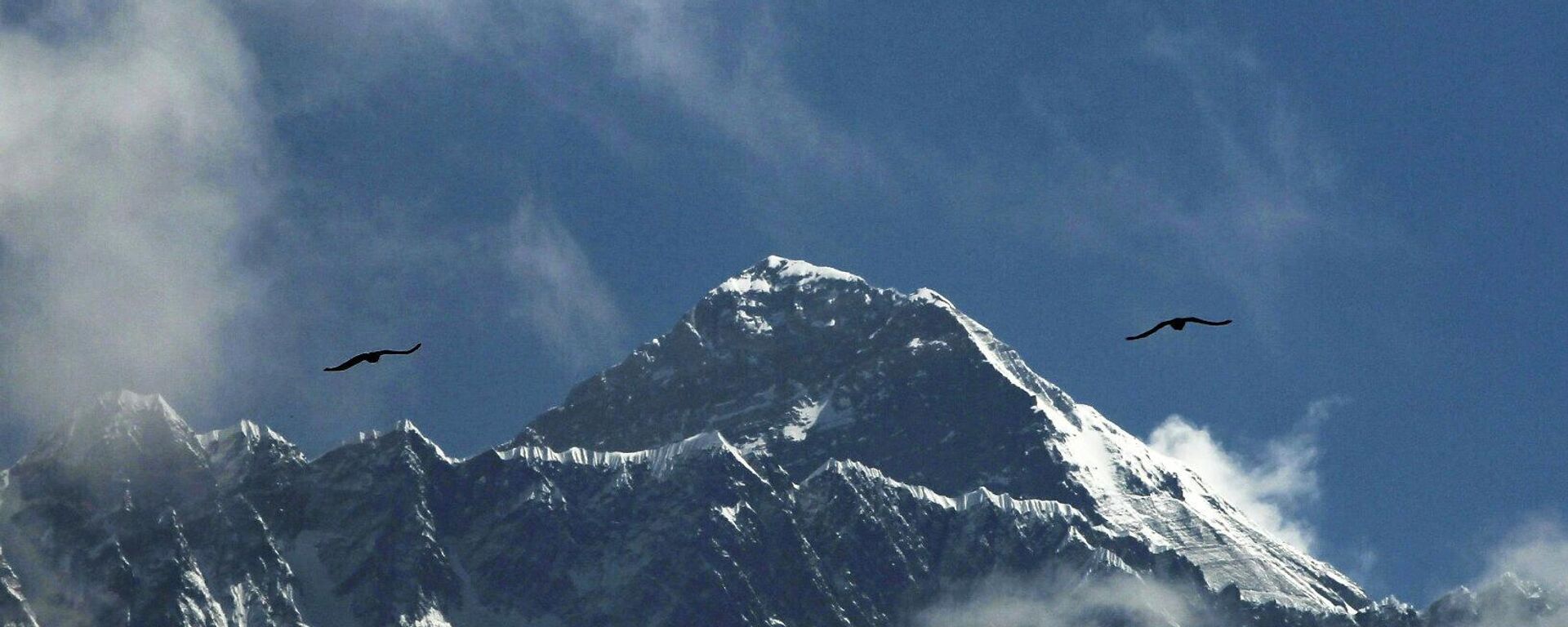 In this May 27, 2019, file photo, birds fly as Mount Everest is seen from Namche Bajar, Solukhumbu district, Nepal. - Sputnik India, 1920, 02.06.2023