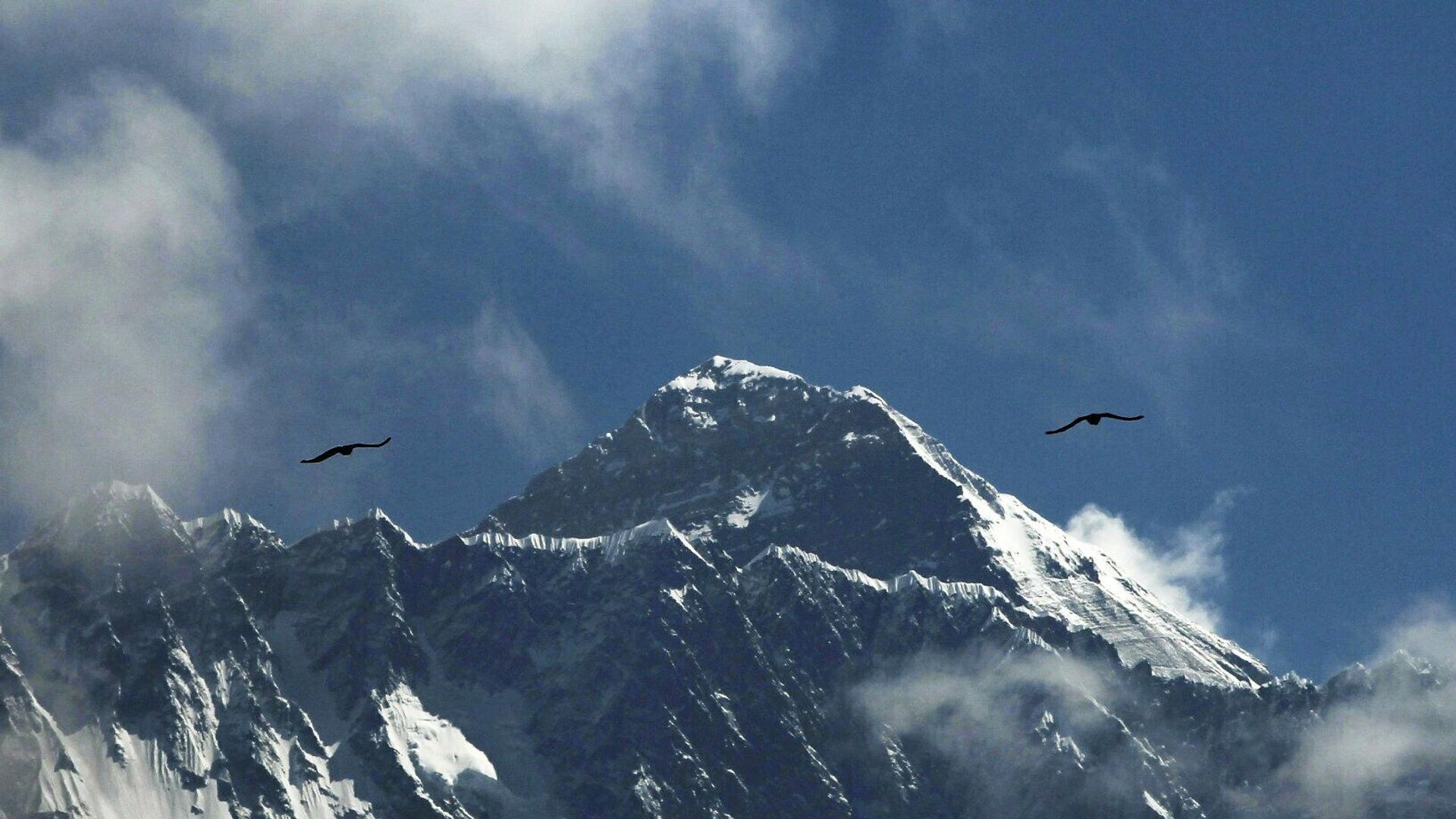In this May 27, 2019, file photo, birds fly as Mount Everest is seen from Namche Bajar, Solukhumbu district, Nepal. - Sputnik India, 1920, 03.05.2023