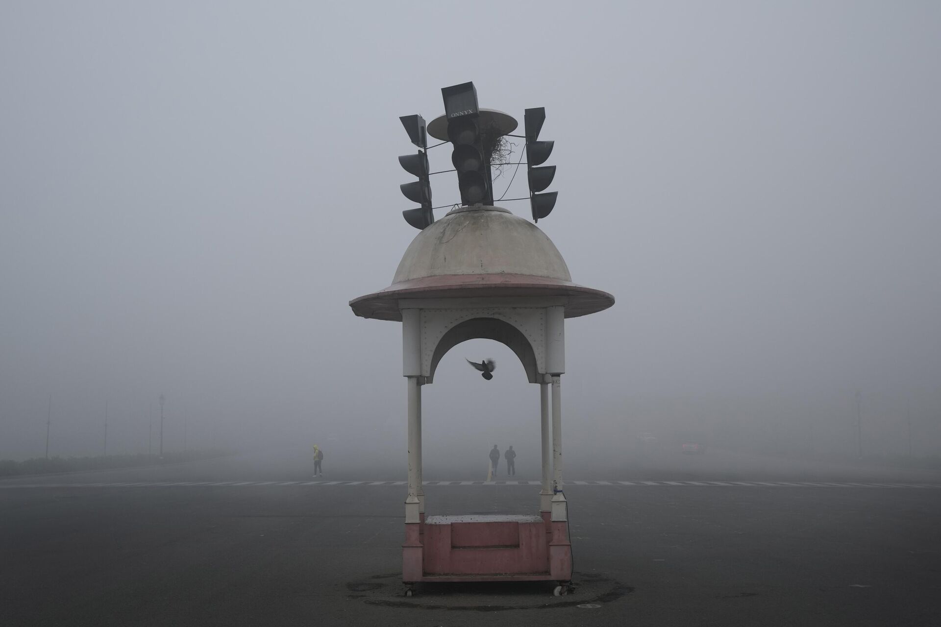 A bird flies into a traffic booth amidst morning smog at the Raisina Hills, the government seat of power, in New Delhi, Tuesday, Dec. 20, 2022. - Sputnik India, 1920, 05.11.2023