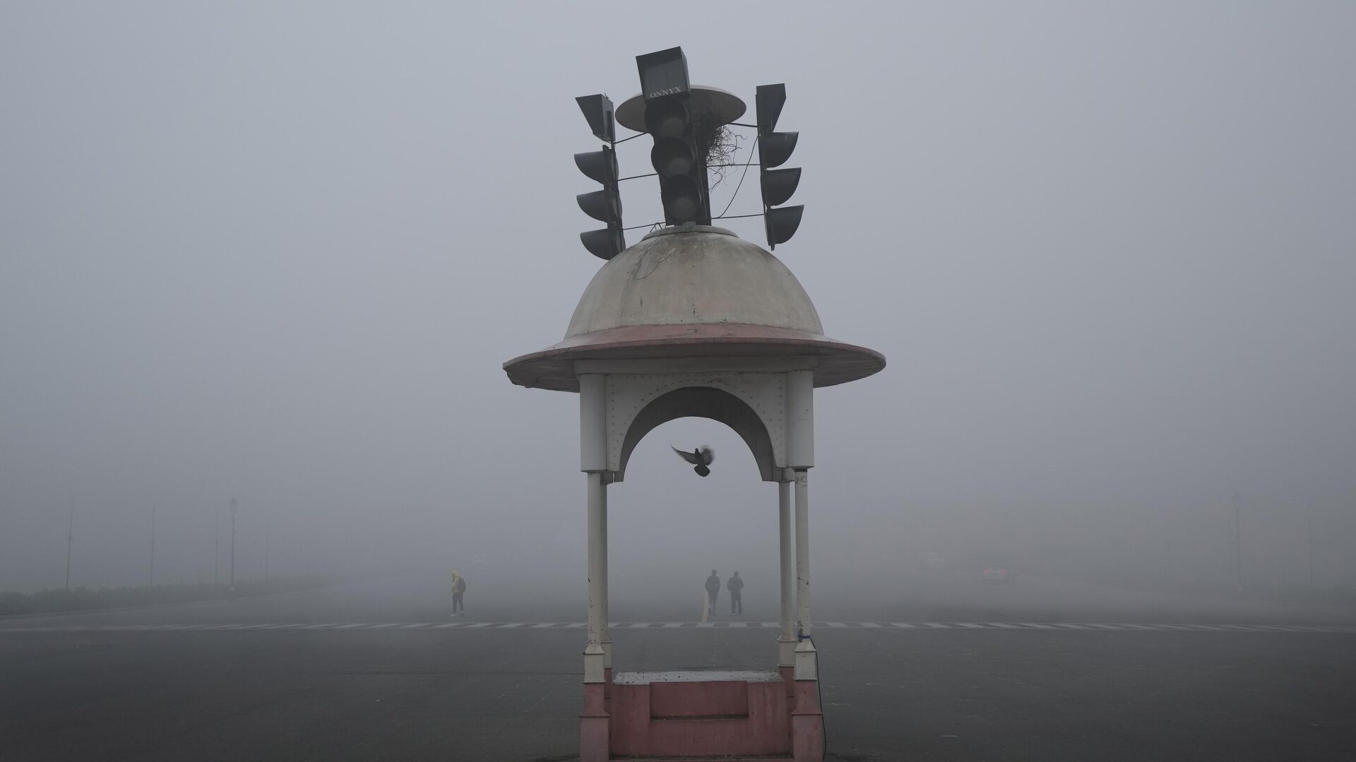 A bird flies into a traffic booth amidst morning smog at the Raisina Hills, the government seat of power, in New Delhi, Tuesday, Dec. 20, 2022. - Sputnik India, 1920, 04.05.2023
