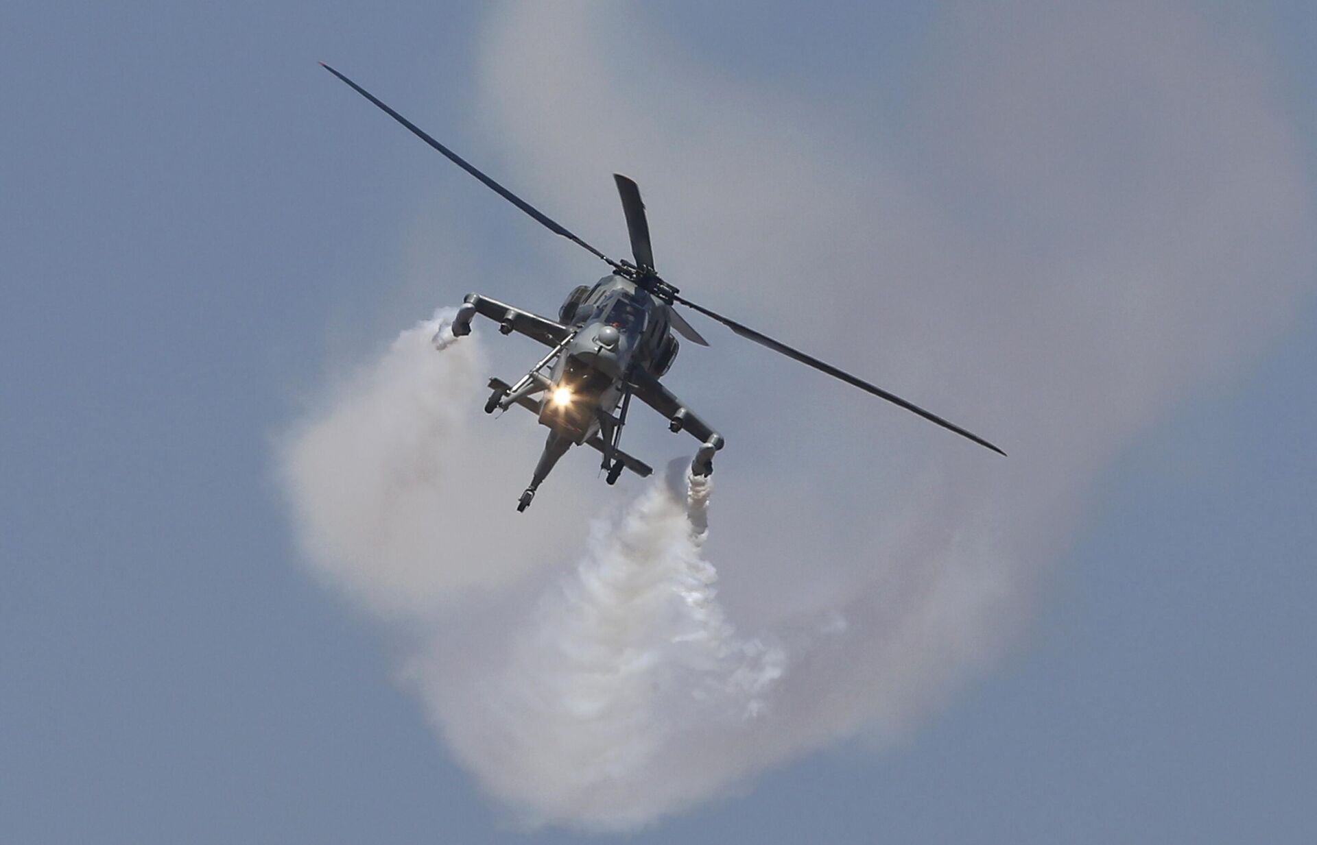 Indigenously manufactured Indian Air Force Dhruv helicopter performs on the second day of Aero India 2017 at Yelahanka air base in Bangalore, India, Wednesday, Feb. 15, 2017. - Sputnik भारत, 1920, 05.01.2024