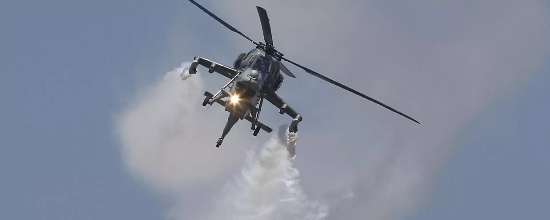 Indigenously manufactured Indian Air Force Dhruv helicopter performs on the second day of Aero India 2017 at Yelahanka air base in Bangalore, India, Wednesday, Feb. 15, 2017. - Sputnik भारत, 1920, 28.08.2023