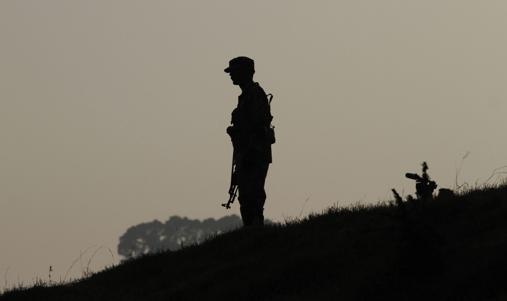 A Pakistan army soldier stands guard at hilltop post at a forward area on the Line of Control (LOC), that divides Kashmir between Pakistan and India. (File) - Sputnik India, 1920, 18.11.2023