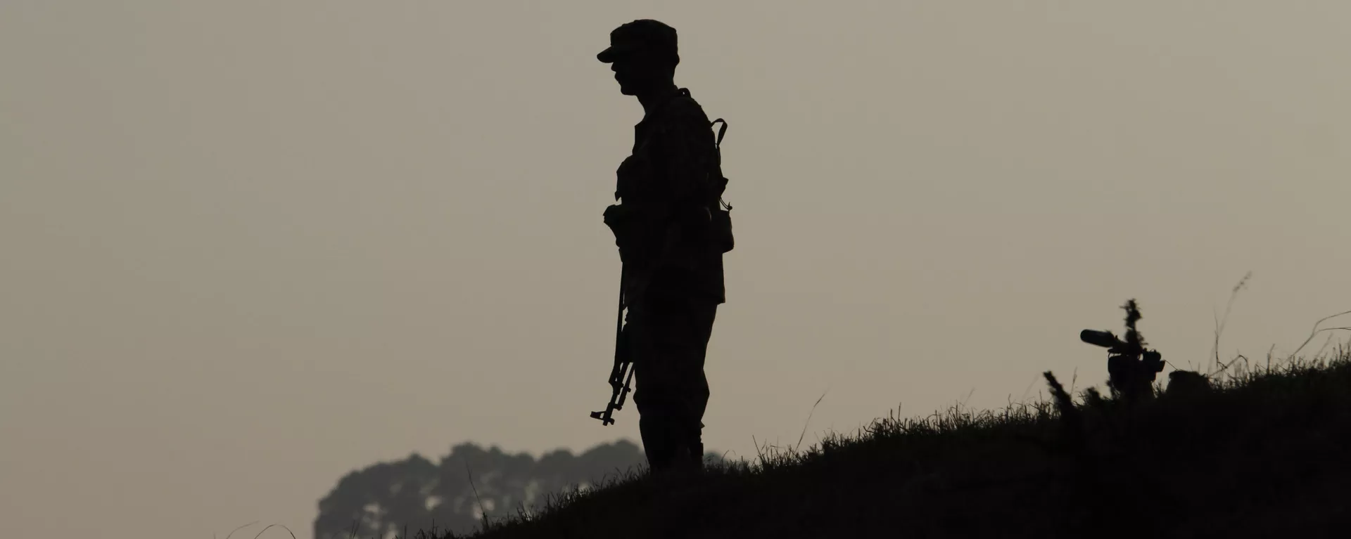 A Pakistan army soldier stands guard at hilltop post at a forward area on the Line of Control (LOC), that divides Kashmir between Pakistan and India. (File) - Sputnik India, 1920, 01.06.2023