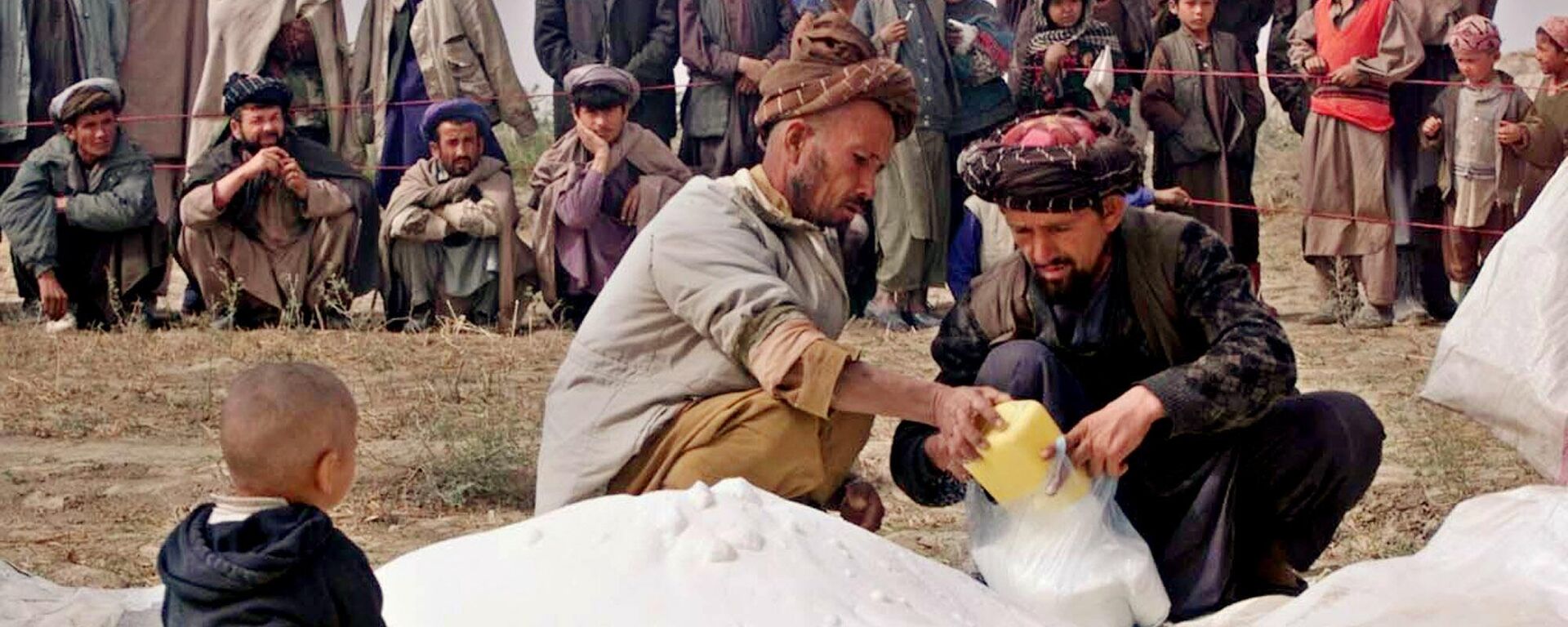 Afghans receive sugar and flour as a part of humanitarian aid - Sputnik India, 1920, 14.09.2023