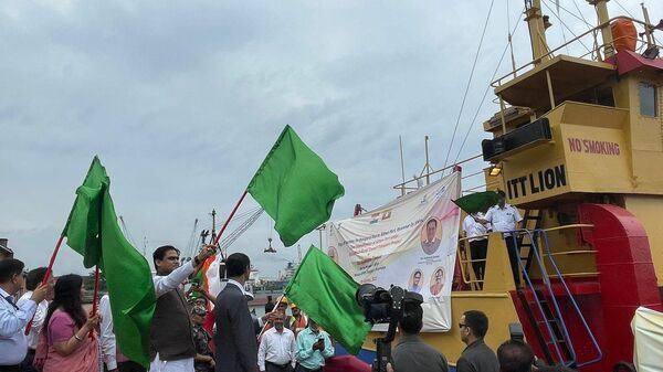 India’s Minister of State (MoS) for Ports, Shipping and Waterways Shantanu Thakur falgs off the first shipment bound for newly-built Sittwe port in Myanmar from Kolkata - Sputnik India