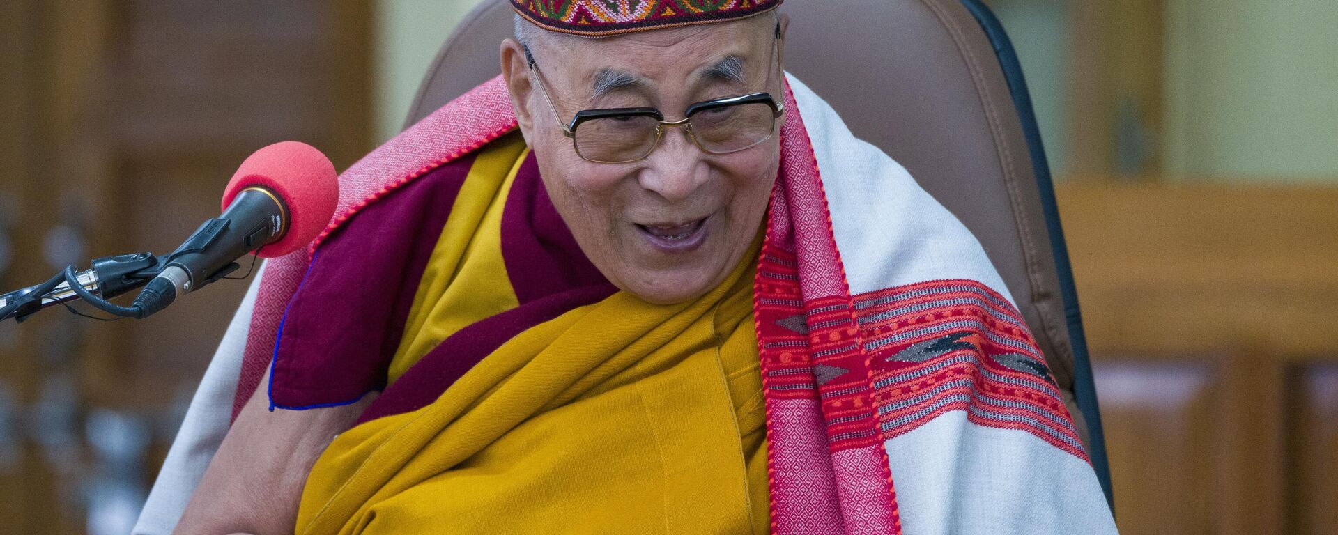 Tibetan spiritual leader the Dalai Lama addresses a group of students at the Tsuglakhang temple in Dharamshala, India, Tuesday, Feb. 28, 2023. - Sputnik India, 1920, 04.05.2023