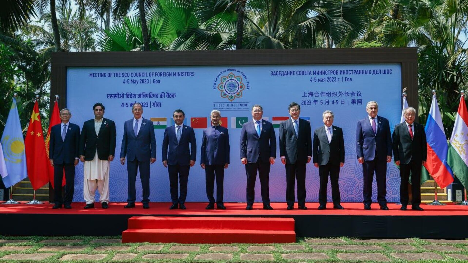 Heads of delegations take part in the traditional Family Photo ceremony ahead of the SCO Council of Foreign Ministers Meeting
 - Sputnik India, 1920, 05.05.2023