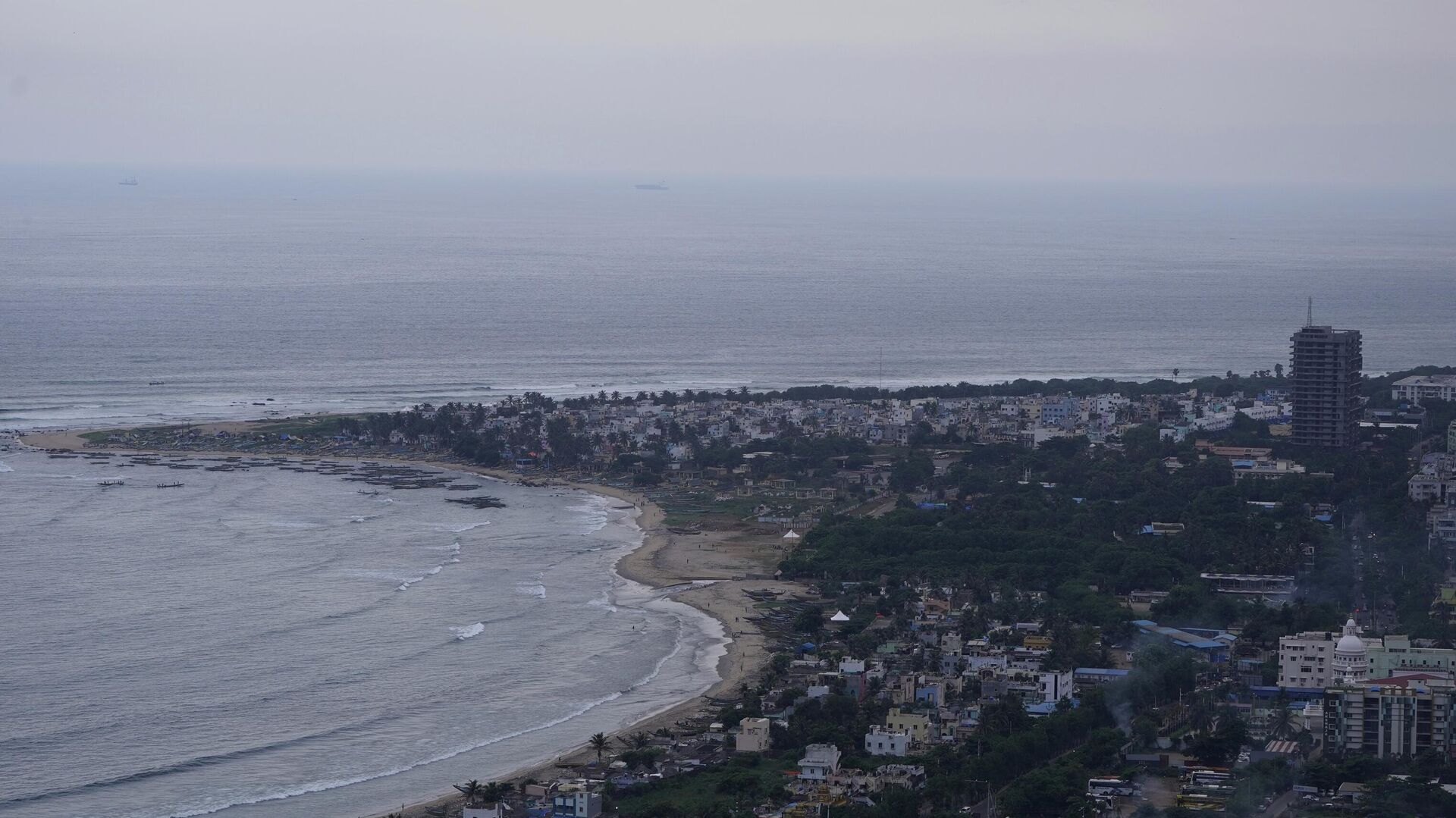 Residential apartments are seen on the Bay of Bengal coast in Visakhapatnam, India, Thursday, Aug. 25, 2022. - Sputnik India, 1920, 05.05.2023