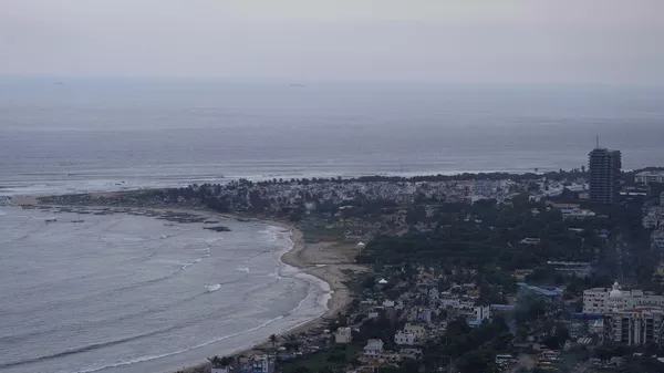 Residential apartments are seen on the Bay of Bengal coast in Visakhapatnam, India, Thursday, Aug. 25, 2022. - Sputnik भारत
