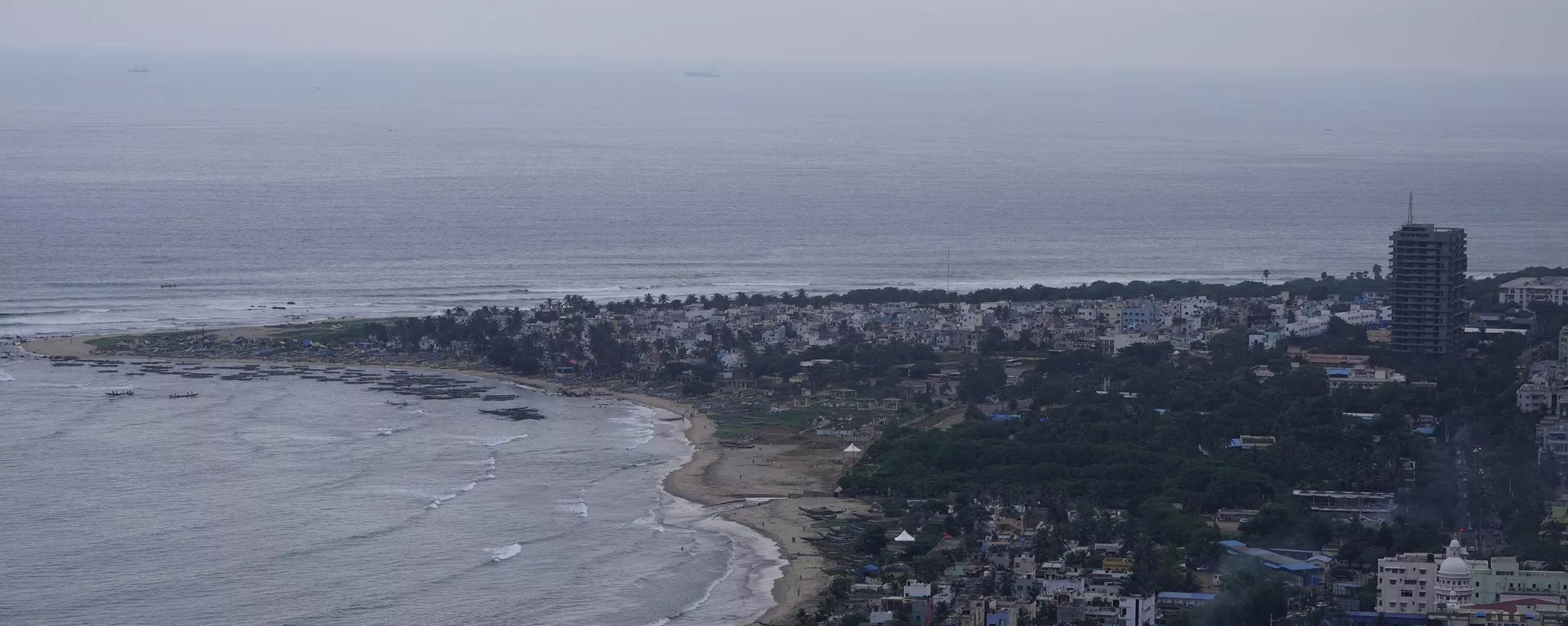 Residential apartments are seen on the Bay of Bengal coast in Visakhapatnam, India, Thursday, Aug. 25, 2022. - Sputnik India, 1920, 05.05.2023