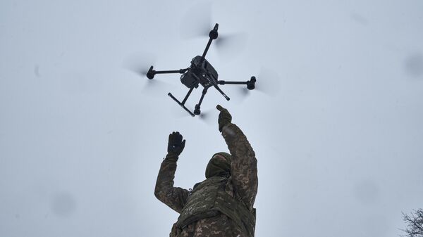 A Ukrainian soldier launches a drone - Sputnik India