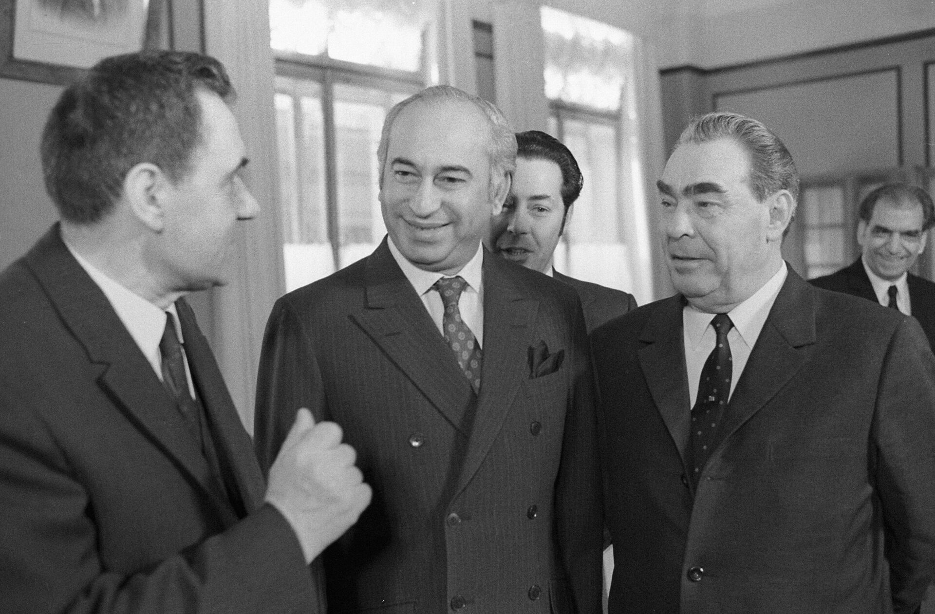 Pakistani President Zulfiqar Ali Bhutto during his 1972 visit to the USSR, talking to Soviet Foreign Minister Andrey Gromyko and General Secretary of the Communist Party Leonid Brezhnev. - Sputnik India, 1920, 05.05.2023