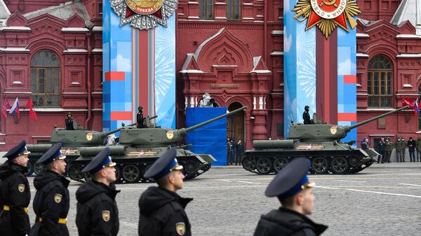 T-34-85 tanks make their way onto Red Square for Sunday's parade. - Sputnik भारत