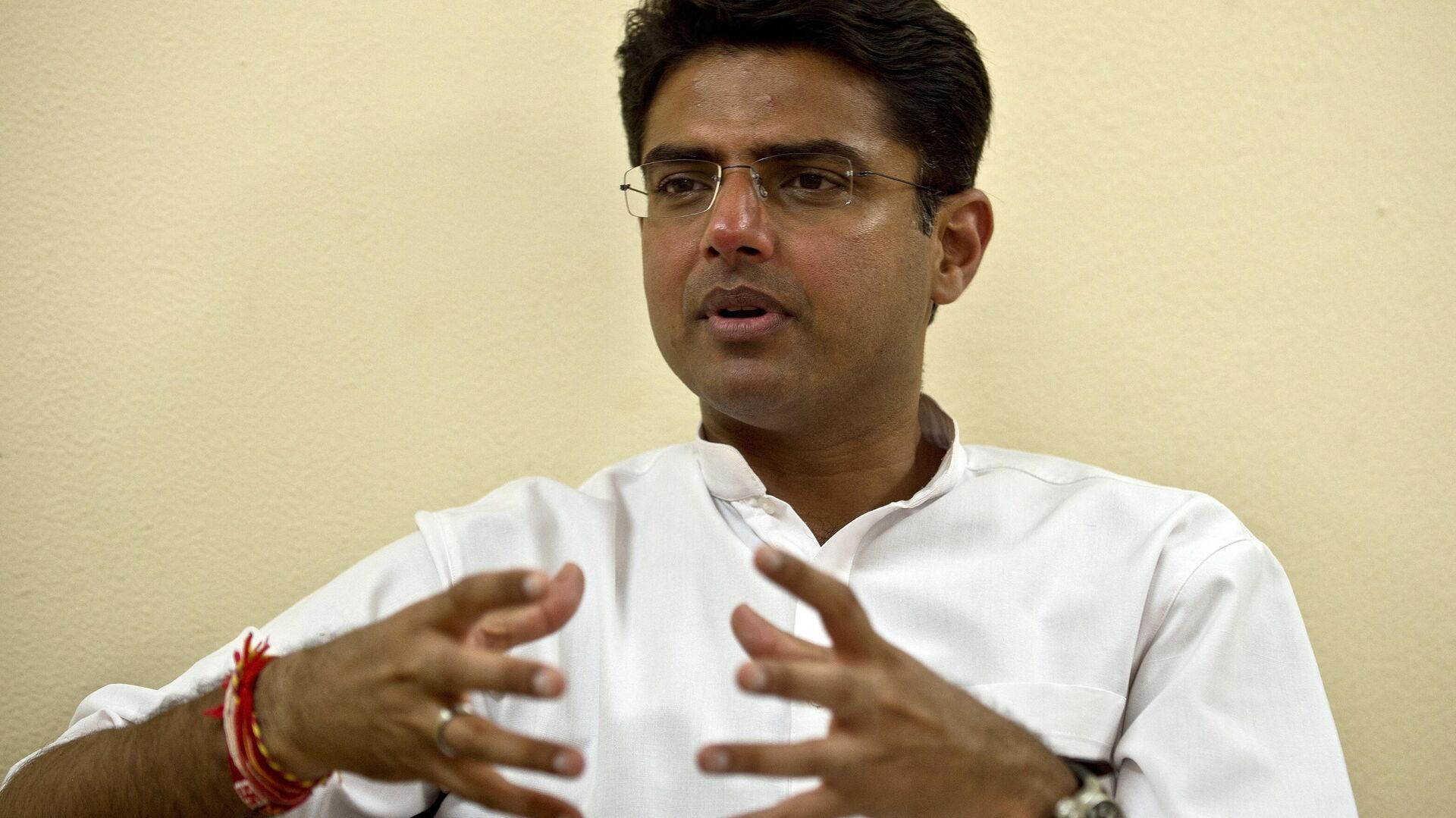 Indian former Minister of Corporate Affairs Sachin Pilot gestures during an interview with AFP at his residence in New Delhi on September 27, 2013. - Sputnik India, 1920, 09.05.2023