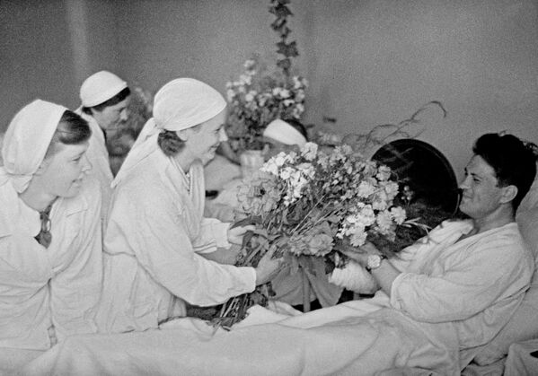 1941 में मास्को में नर्सें घायल सैनिकों के लिए फूल लाई हैं। - Sputnik भारत