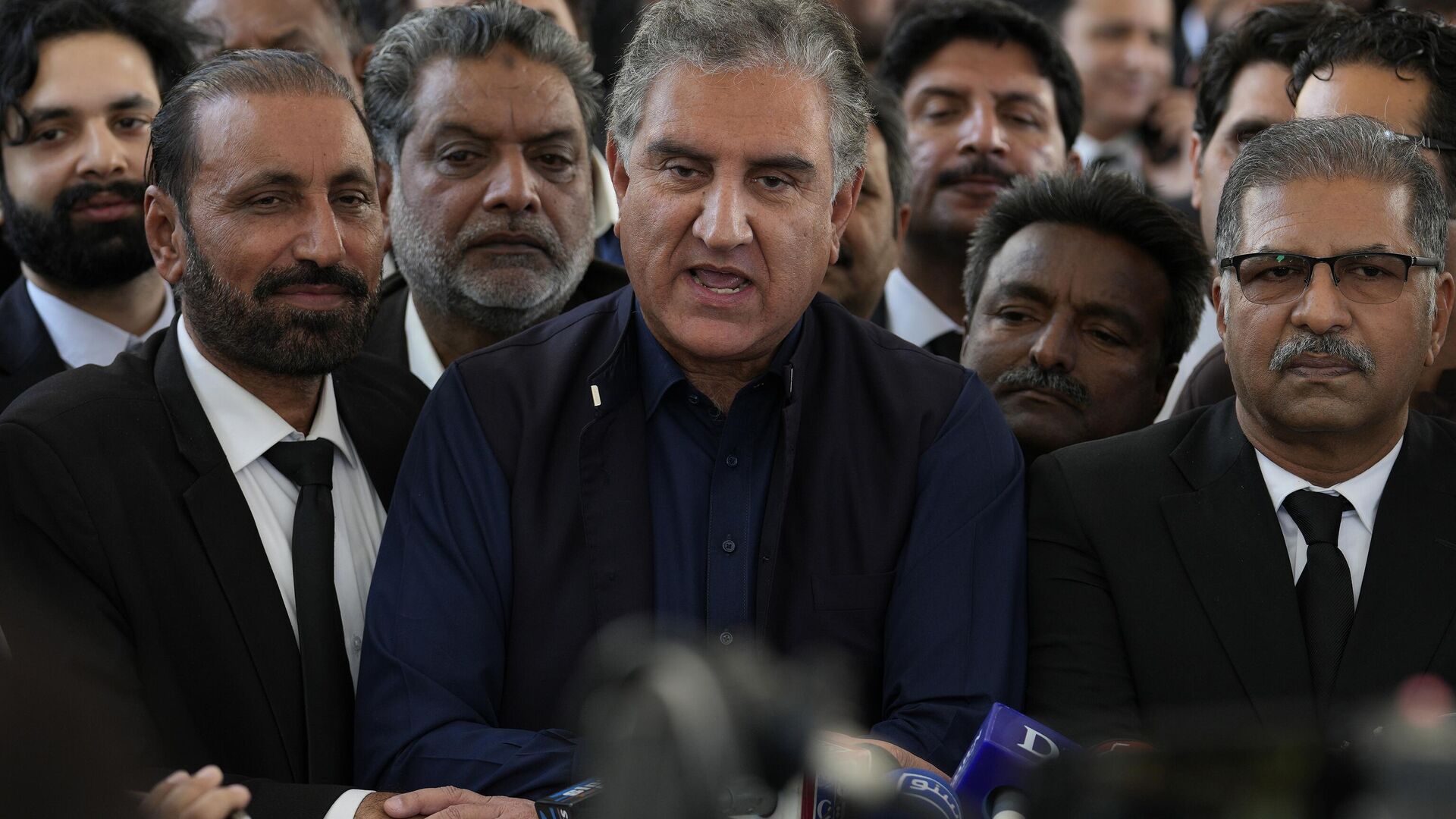 Shah Mahmood Qureshi, center, a leader of former premier Imran Khan's Tahreek-e-Insaf party, is surrounded by party leaders and workers as he speaks outside the Supreme Court following court decision regarding provincial elections, in Islamabad, Pakistan, Tuesday, April 4, 2023. - Sputnik India, 1920, 11.05.2023